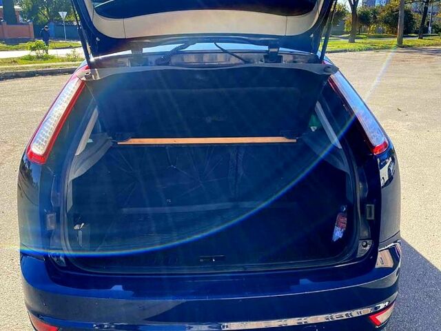 Синій Форд Фокус, об'ємом двигуна 1.6 л та пробігом 261 тис. км за 6000 $, фото 5 на Automoto.ua