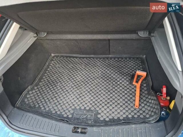 Синий Форд Фокус, объемом двигателя 1.6 л и пробегом 165 тыс. км за 6100 $, фото 5 на Automoto.ua