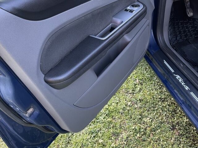 Синий Форд Фокус, объемом двигателя 1.4 л и пробегом 200 тыс. км за 4900 $, фото 5 на Automoto.ua