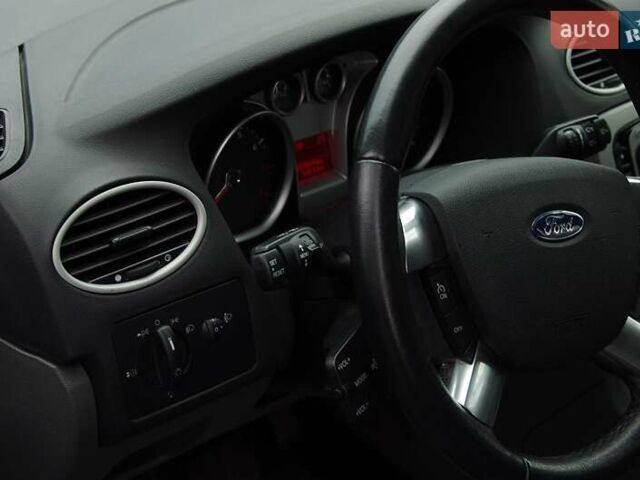 Синій Форд Фокус, об'ємом двигуна 2 л та пробігом 108 тис. км за 8500 $, фото 6 на Automoto.ua