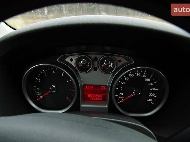 Синій Форд Фокус, об'ємом двигуна 2 л та пробігом 108 тис. км за 8500 $, фото 3 на Automoto.ua