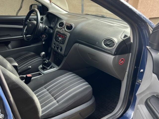 Синій Форд Фокус, об'ємом двигуна 1.4 л та пробігом 268 тис. км за 5500 $, фото 7 на Automoto.ua