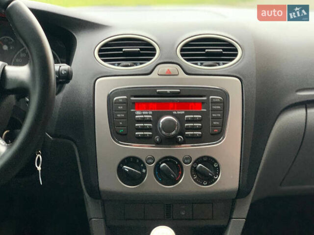 Синий Форд Фокус, объемом двигателя 1.4 л и пробегом 195 тыс. км за 4600 $, фото 24 на Automoto.ua