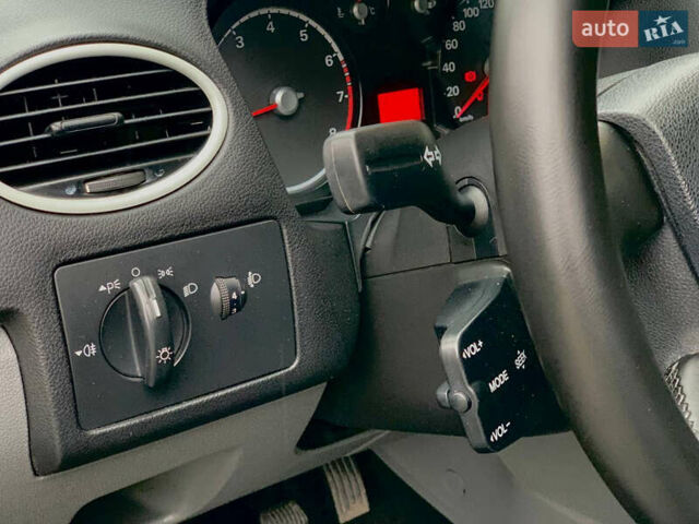 Синий Форд Фокус, объемом двигателя 1.4 л и пробегом 195 тыс. км за 4600 $, фото 27 на Automoto.ua