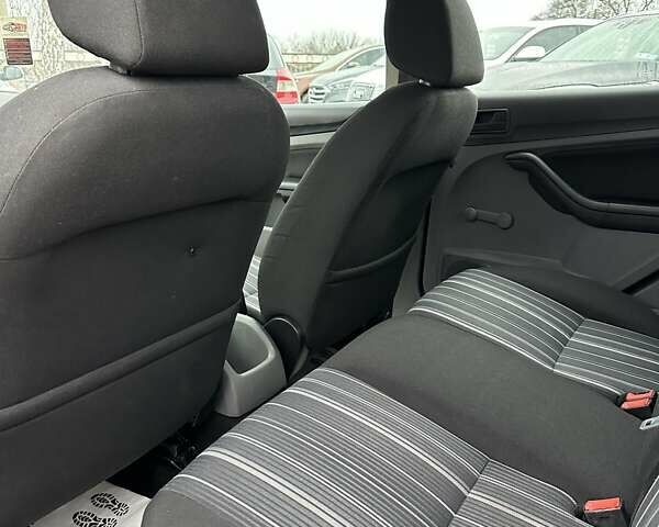 Синій Форд Фокус, об'ємом двигуна 1.6 л та пробігом 293 тис. км за 5300 $, фото 16 на Automoto.ua