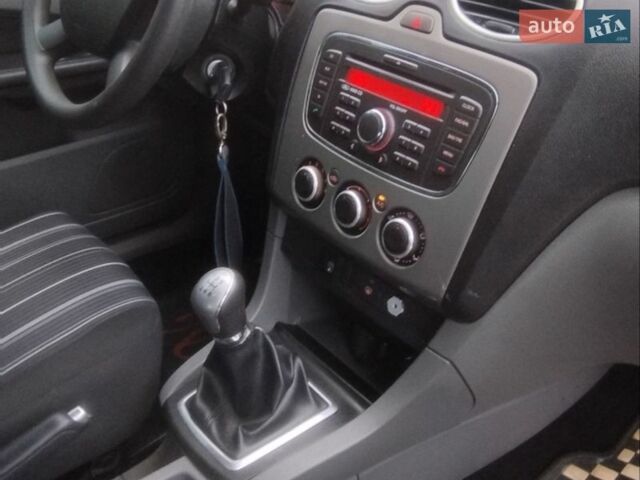 Синий Форд Фокус, объемом двигателя 1.4 л и пробегом 240 тыс. км за 4555 $, фото 17 на Automoto.ua