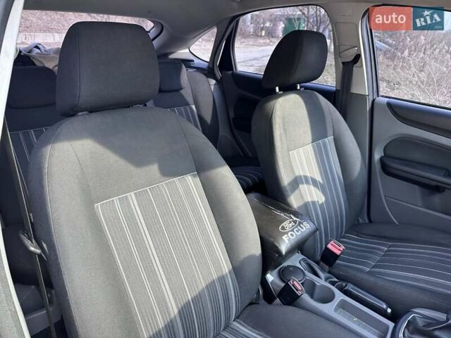 Синий Форд Фокус, объемом двигателя 1.4 л и пробегом 220 тыс. км за 5500 $, фото 16 на Automoto.ua