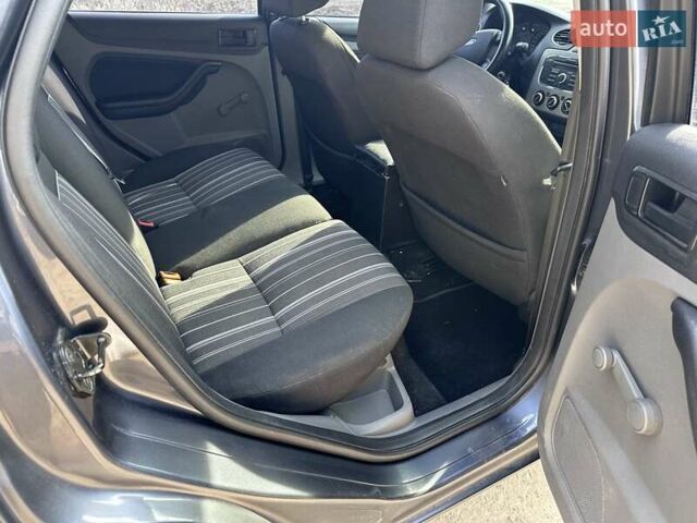 Синий Форд Фокус, объемом двигателя 1.4 л и пробегом 220 тыс. км за 5500 $, фото 13 на Automoto.ua