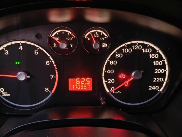 Синий Форд Фокус, объемом двигателя 1.4 л и пробегом 170 тыс. км за 4500 $, фото 6 на Automoto.ua