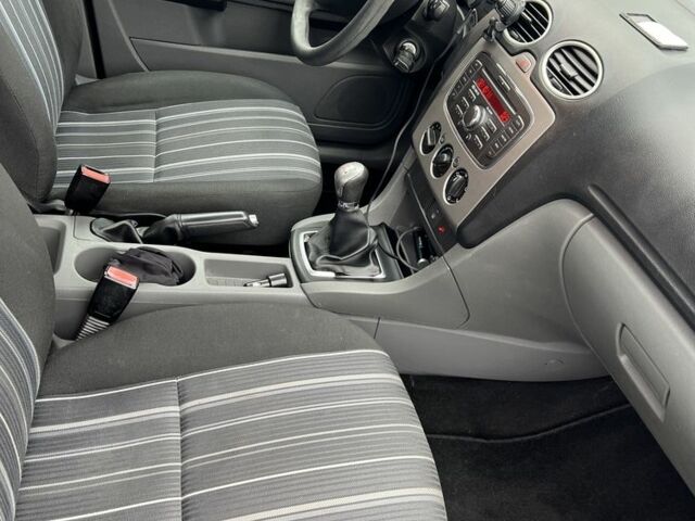 Синий Форд Фокус, объемом двигателя 1.4 л и пробегом 300 тыс. км за 3999 $, фото 7 на Automoto.ua