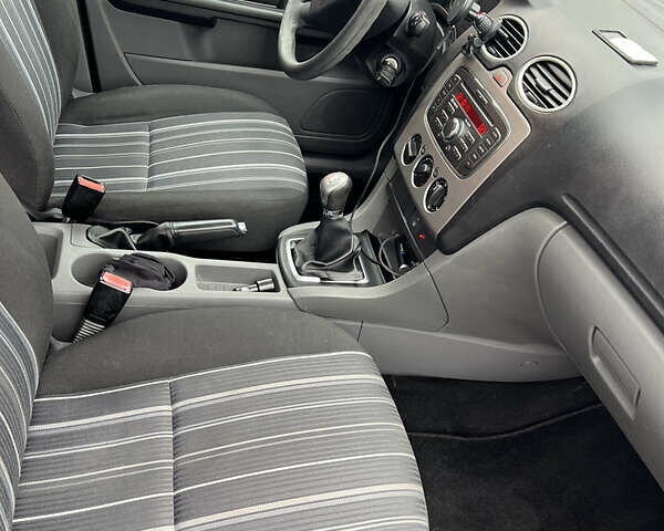 Синий Форд Фокус, объемом двигателя 1.4 л и пробегом 300 тыс. км за 4100 $, фото 7 на Automoto.ua