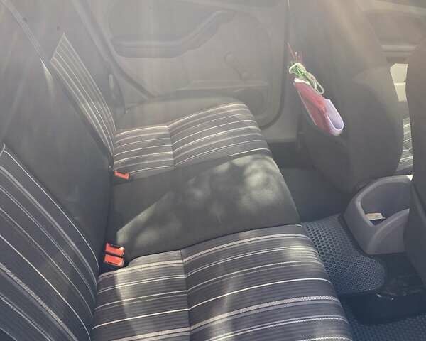 Синій Форд Фокус, об'ємом двигуна 1.39 л та пробігом 111 тис. км за 6000 $, фото 24 на Automoto.ua