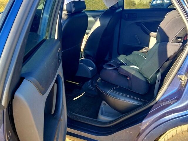 Синий Форд Фокус, объемом двигателя 1.5 л и пробегом 185 тыс. км за 6000 $, фото 2 на Automoto.ua