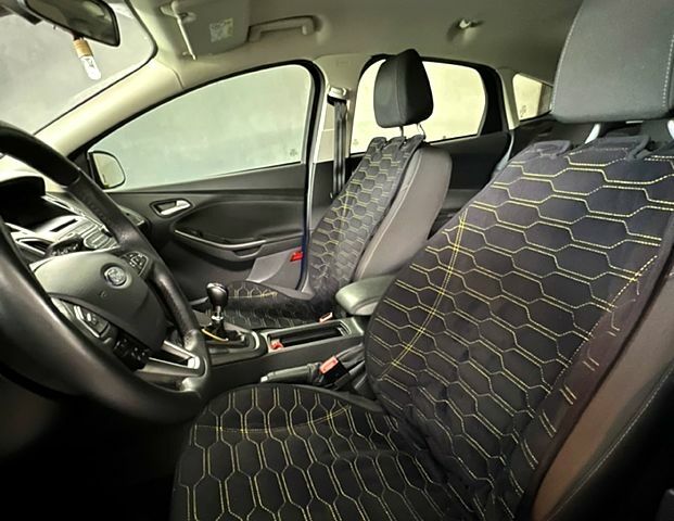 Синій Форд Фокус, об'ємом двигуна 1 л та пробігом 105 тис. км за 9000 $, фото 5 на Automoto.ua