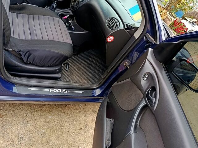Синий Форд Фокус, объемом двигателя 1.6 л и пробегом 300 тыс. км за 3000 $, фото 2 на Automoto.ua