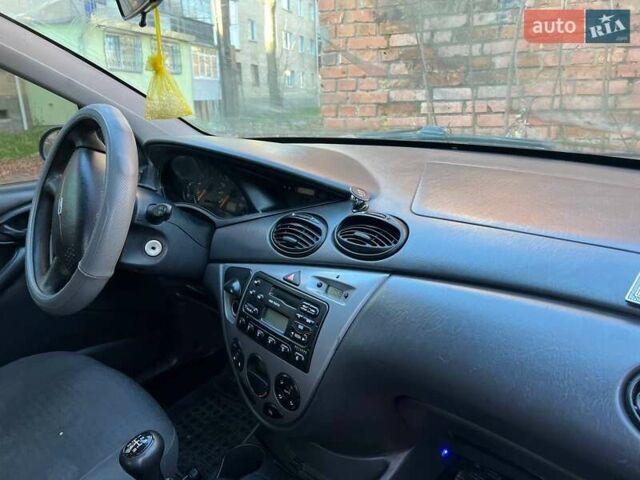 Синий Форд Фокус, объемом двигателя 1.6 л и пробегом 300 тыс. км за 3300 $, фото 4 на Automoto.ua