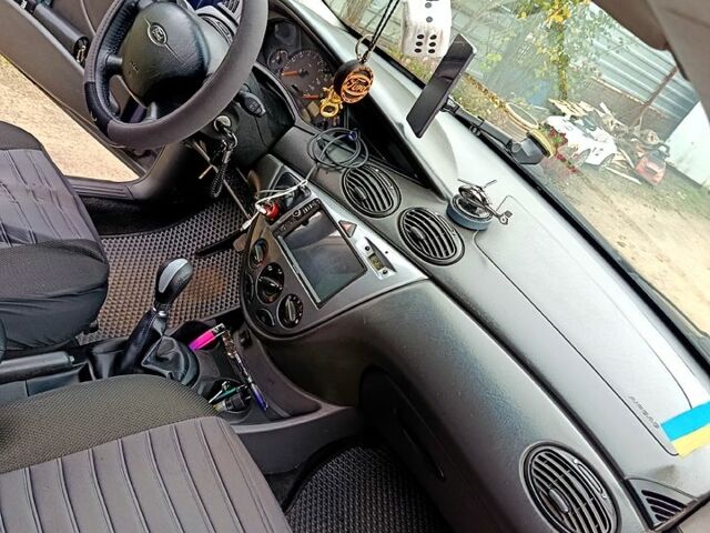 Синий Форд Фокус, объемом двигателя 1.6 л и пробегом 300 тыс. км за 3000 $, фото 3 на Automoto.ua