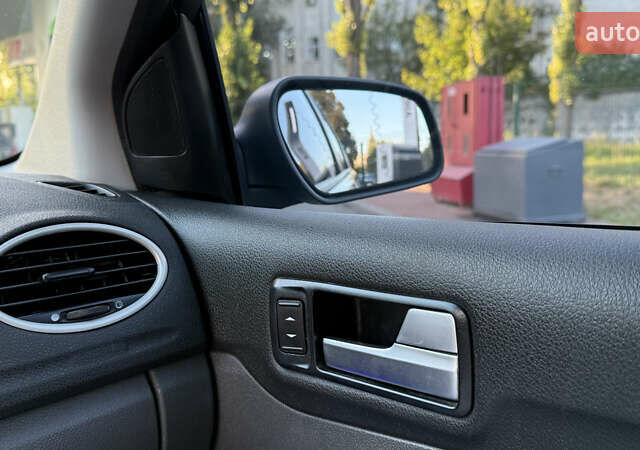 Синий Форд Фокус, объемом двигателя 1.6 л и пробегом 215 тыс. км за 4600 $, фото 18 на Automoto.ua