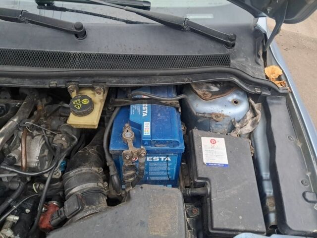 Синий Форд Фокус, объемом двигателя 2 л и пробегом 300 тыс. км за 4000 $, фото 4 на Automoto.ua