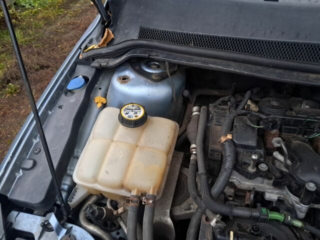 Синий Форд Фокус, объемом двигателя 2 л и пробегом 300 тыс. км за 4000 $, фото 3 на Automoto.ua