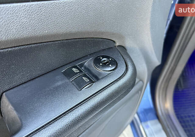 Синий Форд Фокус, объемом двигателя 1.6 л и пробегом 215 тыс. км за 4600 $, фото 16 на Automoto.ua