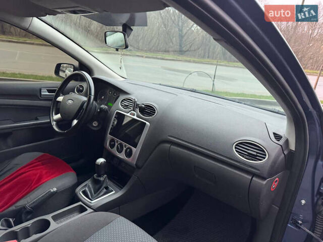 Синій Форд Фокус, об'ємом двигуна 1.6 л та пробігом 298 тис. км за 3900 $, фото 26 на Automoto.ua