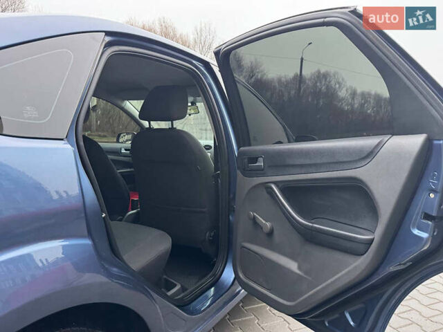 Синій Форд Фокус, об'ємом двигуна 1.6 л та пробігом 298 тис. км за 3900 $, фото 27 на Automoto.ua