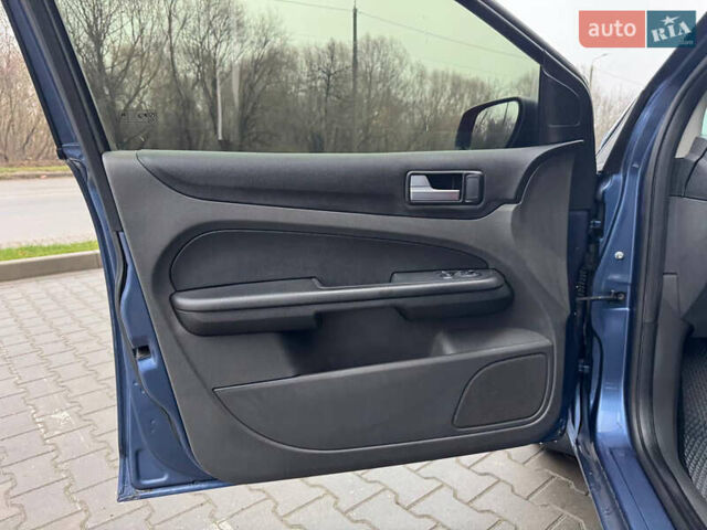 Синій Форд Фокус, об'ємом двигуна 1.6 л та пробігом 298 тис. км за 3900 $, фото 14 на Automoto.ua