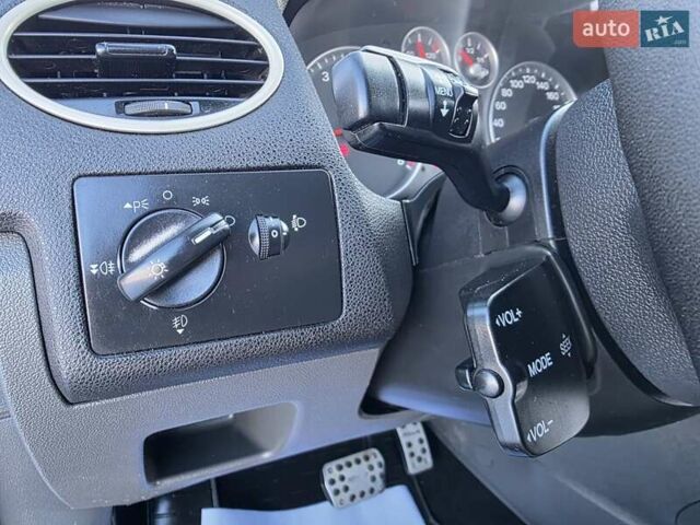 Синій Форд Фокус, об'ємом двигуна 1.6 л та пробігом 237 тис. км за 4999 $, фото 27 на Automoto.ua