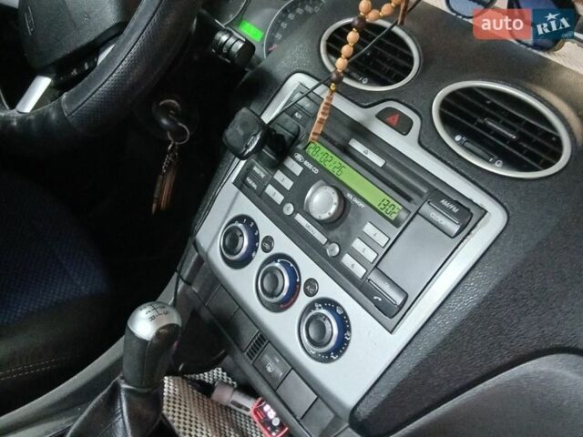 Синий Форд Фокус, объемом двигателя 1.6 л и пробегом 250 тыс. км за 3800 $, фото 2 на Automoto.ua