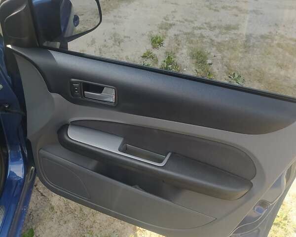 Синий Форд Фокус, объемом двигателя 1.6 л и пробегом 270 тыс. км за 5600 $, фото 6 на Automoto.ua