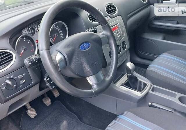 Синій Форд Фокус, об'ємом двигуна 1.6 л та пробігом 198 тис. км за 6000 $, фото 31 на Automoto.ua