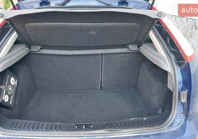 Синій Форд Фокус, об'ємом двигуна 1.6 л та пробігом 198 тис. км за 6000 $, фото 48 на Automoto.ua