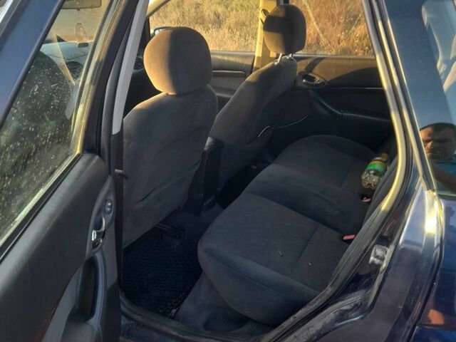 Синий Форд Фокус, объемом двигателя 1.6 л и пробегом 389 тыс. км за 999 $, фото 4 на Automoto.ua