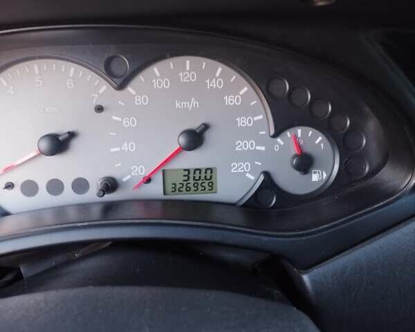 Синий Форд Фокус, объемом двигателя 1.8 л и пробегом 326 тыс. км за 2800 $, фото 6 на Automoto.ua