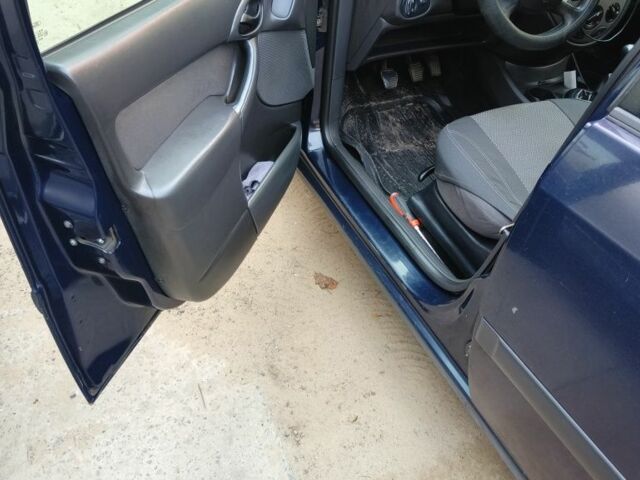 Синий Форд Фокус, объемом двигателя 1.8 л и пробегом 400 тыс. км за 2850 $, фото 7 на Automoto.ua