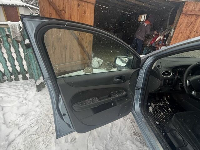 Синій Форд Фокус, об'ємом двигуна 1.6 л та пробігом 300 тис. км за 2600 $, фото 2 на Automoto.ua