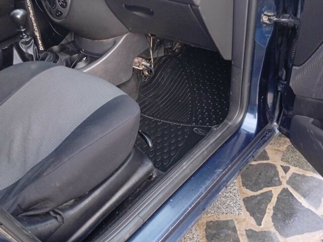 Синий Форд Фокус, объемом двигателя 1.8 л и пробегом 480 тыс. км за 3400 $, фото 12 на Automoto.ua