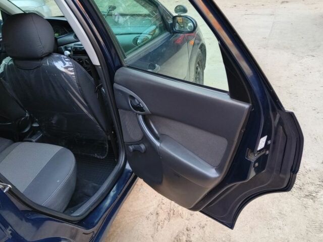 Синий Форд Фокус, объемом двигателя 1.8 л и пробегом 400 тыс. км за 2850 $, фото 8 на Automoto.ua