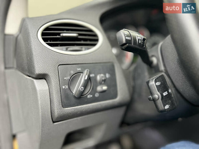 Синий Форд Фокус, объемом двигателя 2 л и пробегом 260 тыс. км за 5500 $, фото 16 на Automoto.ua