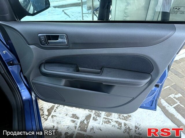 Синий Форд Фокус, объемом двигателя 1.6 л и пробегом 220 тыс. км за 4500 $, фото 6 на Automoto.ua