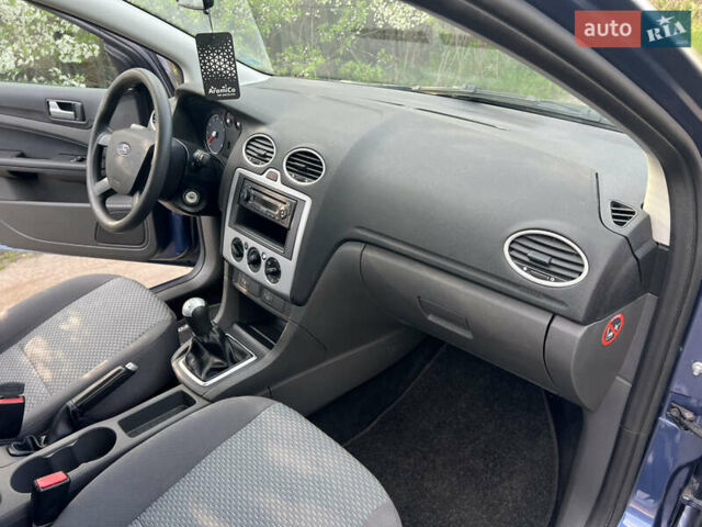 Синій Форд Фокус, об'ємом двигуна 1.6 л та пробігом 235 тис. км за 4650 $, фото 24 на Automoto.ua