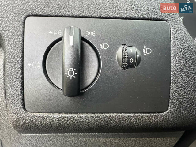 Синій Форд Фокус, об'ємом двигуна 1.6 л та пробігом 235 тис. км за 4650 $, фото 27 на Automoto.ua
