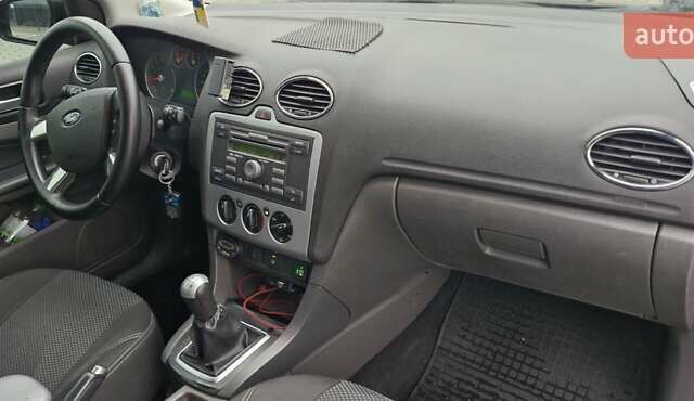 Синий Форд Фокус, объемом двигателя 1.6 л и пробегом 300 тыс. км за 4300 $, фото 12 на Automoto.ua