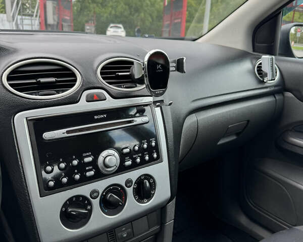 Синий Форд Фокус, объемом двигателя 1.6 л и пробегом 241 тыс. км за 4500 $, фото 7 на Automoto.ua