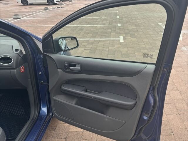 Форд Фокус 2006 в Житомире на Automoto.ua Синий Форд Фокус, объемом двигателя 1.8 л и пробегом 205 тыс. км за 4550 $, фото 9 на Automoto.ua