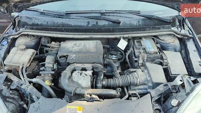 Синий Форд Фокус, объемом двигателя 1.6 л и пробегом 274 тыс. км за 4300 $, фото 5 на Automoto.ua