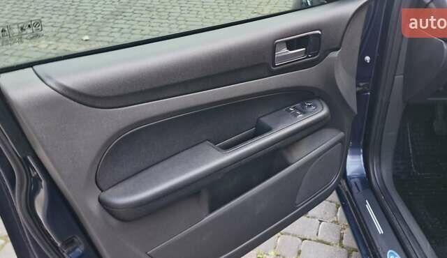 Синій Форд Фокус, об'ємом двигуна 1.6 л та пробігом 300 тис. км за 3999 $, фото 10 на Automoto.ua