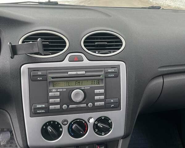 Синий Форд Фокус, объемом двигателя 1.6 л и пробегом 299 тыс. км за 4300 $, фото 8 на Automoto.ua