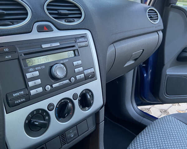 Синий Форд Фокус, объемом двигателя 1.6 л и пробегом 350 тыс. км за 3950 $, фото 6 на Automoto.ua